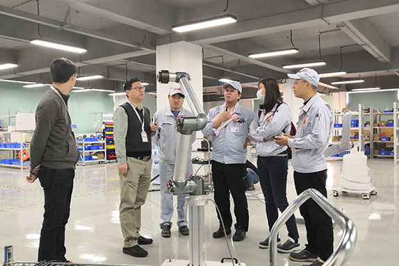 廣汽豐田汽車公司蒞臨我司考察參觀協(xié)作機(jī)器人